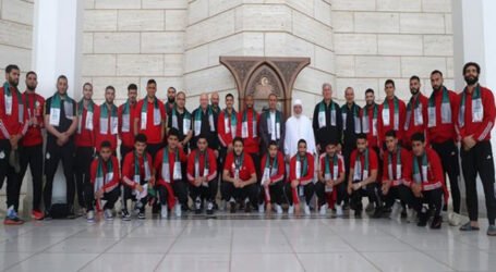 لاعبو المنتخب الوطني الجزائري لكرة القدم يؤدون صلاة العصر جماعة بجامع الجزائر